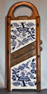 Antiguo CORTDOR DE QUESO Alemán de porcelana modelo de la cebolla y madera. Alto 36 cm.