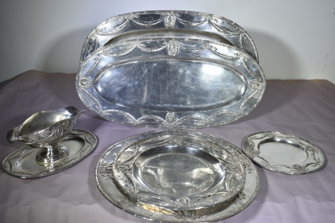 Conjunto de fuentes plata europea: 2 circulares grandes, 3 ovales, 5 platos (3 averías). Restauros. Peso: 7,450 kg.