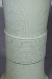 Vaso cornet chino blanco, boca expandida. alto 25,5 cm.