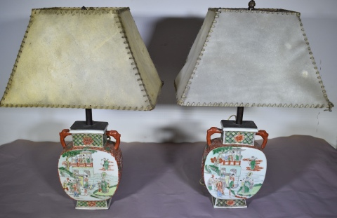Dos lámparas chinas de porcelana. Alto: 22,5 cm.