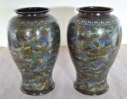 Par de vasos de bronce cloissoné, esmalte polícromos. Alto: 39.5 cm.