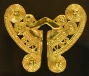 Nariguera, pieza de oro colombiana contenida en acrílico.
