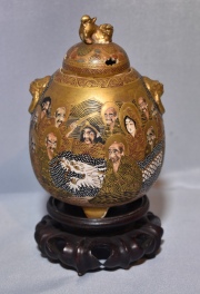 POTICHE SATSUMA, de cerámica recubierto de esmalte dorado, negro y blanco. Base de madera. Alto: 14cm.