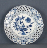 Cuatro Platos de porcelana calada con esmalte azul modelo de la cebolla. Uno con roturas.