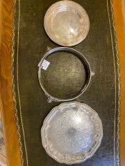 Montura de metal circular y dos platos. Desperfectos. 3 Piezas.