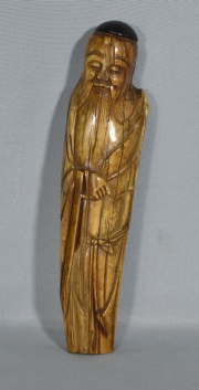 PERSONAJE ORIENTAL, figura china de marfil tallado. Deterioros, sin base. Alto: 19,5 cm.