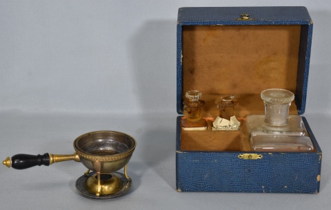PREPARADOR DE PERFUMES GUERLAIN, compuesto por tres frascos y calentador de bronce dorado con asa de madera. En estuche
