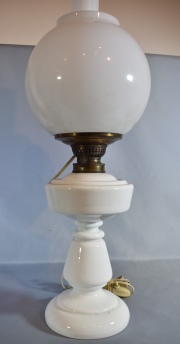 Lámpara de opalina blanca con tulipa. Alto total: 58 cm.