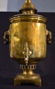 SAMOVAR DE BRONCE DORADO, transformado en lámpara. Alto: 53 cm. Alto total: 97 cm.