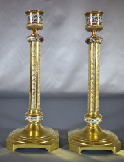 PAR DE CANDELEROS, de bronce dorado con esmalte turquesa, blanco y rojo. Alto: 22 cm.