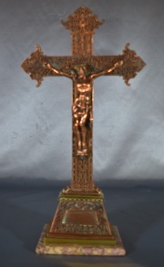 CRUCIFIJO DE MESA, de cobre y bronce dorado, base de mármol. Alto: 36 cm.