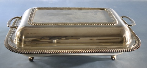 Legumbrera con tapa, rectangular, metal plateado. Largo: 33 cm. Alto: 11 cm.