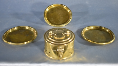 MECHERO Y TRES CENICEROS DE LA CASA GUSTAVE KELLER, de bornce dorado. Se agrega caja de bronce con deterioros. 5 piezas.