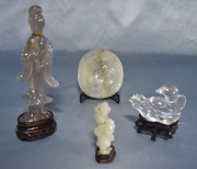 CUATRO PIEZAS CHINAS, de piedras diversas talladas. Deterioros. Figura femenina, ave, pequeño grupo y placa.