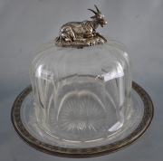 Campana y plato, cachadura al dorso, de cristal y plata. Rematada en cabra. Alto: 16 cm.