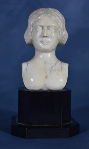 PERSONAJE, pequeño busto de marfil tallado. Base de madera octogonal. Alto total: 14 cm.