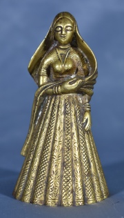 CAMPANA DE BRONCE, en forma de figura femenina. Alto: 12 cm.