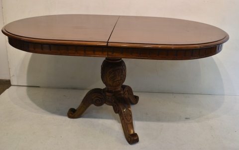 Mesa de comedor de madera, estilo inglés. (Sin tablas de Alargue) Alto: 78 cm. Tapa: 161 x 100 cm.