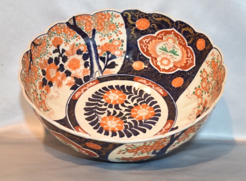 GRAN CENTRO IMARI, de porcelana japonesa con decoración de esmaltes polícromos. Diámetro: 37,5 cm.