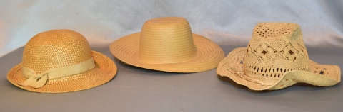 Tres sombreros de paja.