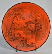 Plato cerámica inglesa, color coral, decoración de paisaje. Diám. 24,5 cm.