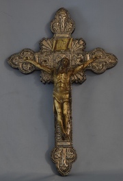 CRUCIFIJO, cruz de madera con chapa de plata repujada. Antiguo cristo de marfil tallado, desperfectos y faltantes. Alto:
