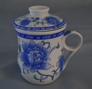 Taza con recipiente colador de te y tapa, porcelana blanca decoración azul.