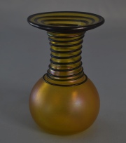 Vaso vidrio color caramelo, con aros en negro. 12,5 cm. Firmado ilegible.