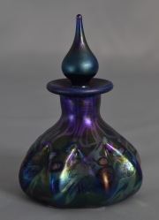 Perfumero Tiffany, de vidrio iridiscente con tapón. 12,5 cm.