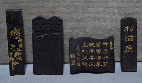 Cuatro pequeñas tablas, con inscripción oriental. Restauros, desperfectos. Alto máximo: 6,3 cm.