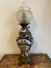 Lámpara Imari, con globo decoración de dragón. Montura de bronce. Alto 52 cm.