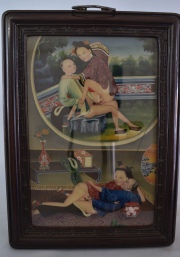 Pintura erotica china. Rajadura. Marco de madera de teka tallada. Mide: 32 x 21 cm. Mide marco: 40 x 29 cm.  