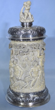 Tankard de marfil europeo: Sátiros y Ninfas. Fisuras. Alto: 33 cm.  Punzones de Países Bajos del siglo XIX.