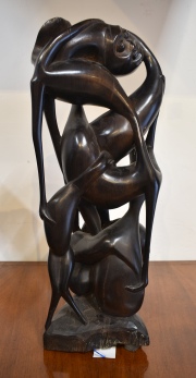 Talla Africana 'Figuras', con roturas. Alto: 59 cm.