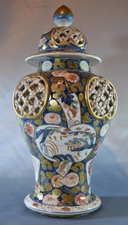 Potiche oriental de porcelana, reservas caladas. Alto: 42 cm.