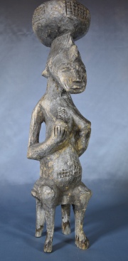 FIGURA FEMENINA CON CANTARO, talla africana de madera. Alto: 41 cm.