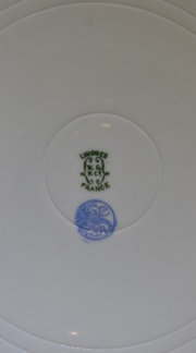 Par de platos de porcelana Limoges, decoración de aves. Diámetro: 33 cm.