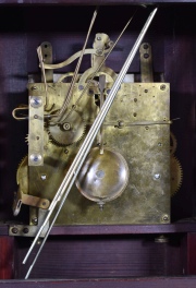 Reloj de mesa inglés, caja de caoba. Números romanos. Alto: 41,5 cm.