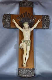Crucifijo de marfil. Cruz de madera con potenzas de plata. Alto:54 cm.