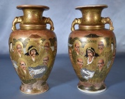 Par de vasos de cerámica Satsuma. Uno restaurado. 24 cm.