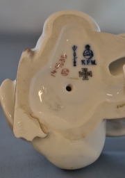 PATOS, figura de porcelana alemana K.P.M. Al dorso marca de origen. Frente: 12, 5 cm.