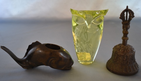 BUHO, BALLENA Y CAMPANA, el primero de vidrio verde, y los restantes de metal. 3 piezas.