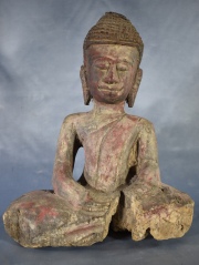 BUDA, figura asiática de madera tallada y con restos de policromía. Averías. Alto: 30,5 cm.