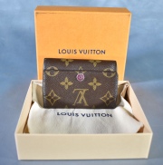 Llavero Louis Vuitton. Argollas faltantes. En estuche original.