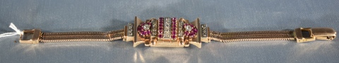 Reloj pulsera de dama, de oro con incrustaciones de piedras, firmado Webb, tapa articulada. Peso total: 30 gr.