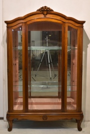 Vitrina de caoba rubia, puerta de vitrea. Alto: 183 cm. Frente: 114 cm. Prof.: 46 cm.
