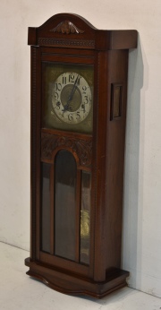 Reloj de pared inglés con péndulo y llave. Alto: 88 cm.