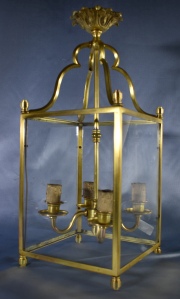 FAROL DE GALERIA, de bronce dorado y cuatro lados de vitrea. Para cuatro luces. Alto: 50 cm.