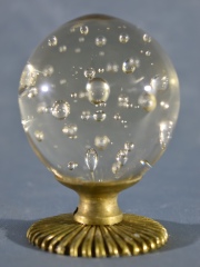 SULFURO FRANCES, de vidrio neutro esférico con ornato de globos de aire. Base de bronce. Alto: 9,3 cm.