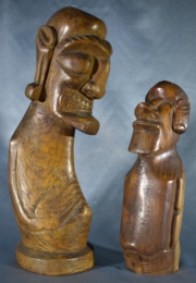 PERSONAJES, dos tallas de madera al estilo de la isla de Pascua. Alto: 41 y 30 cm.